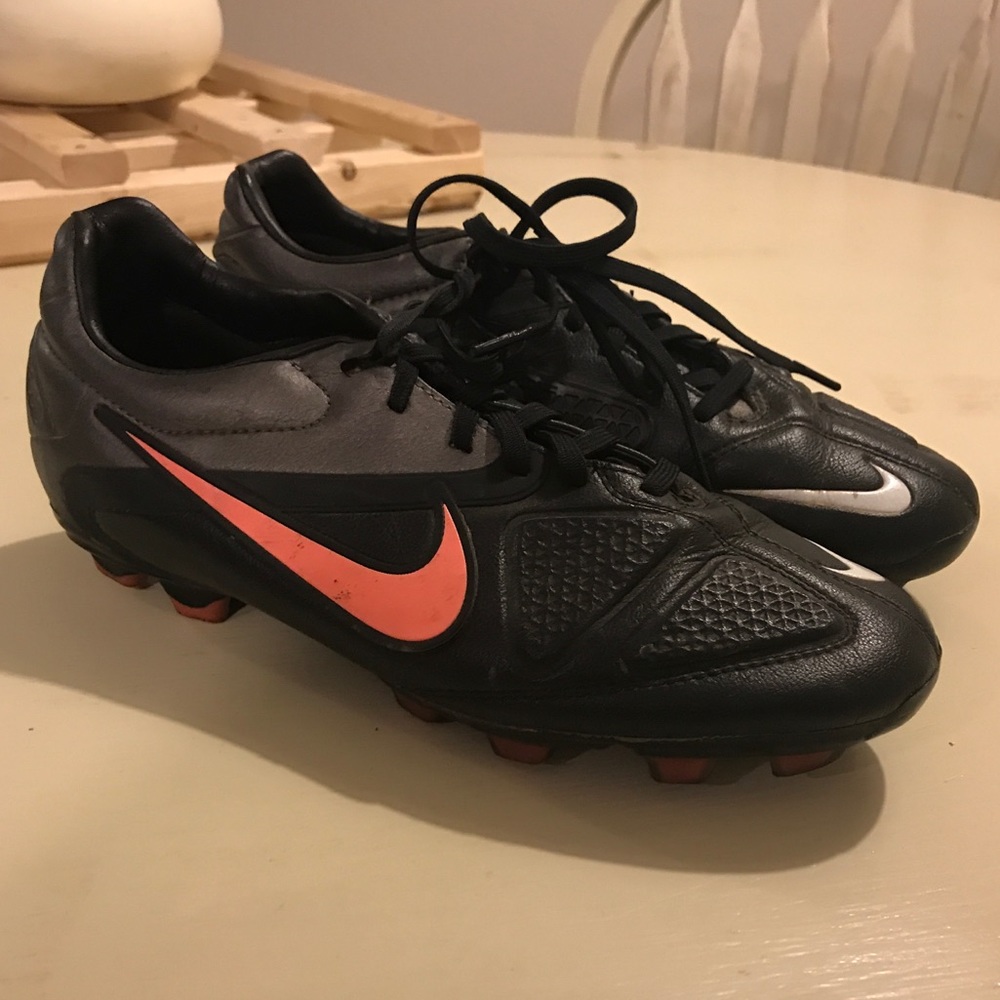 Nike Women’s soccer cleats like new!